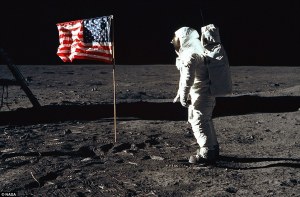 Neil Armstrong pe Luna. Foto: dailymail.co.uk