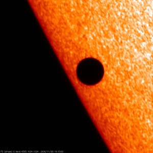 Tranzitul planetei Mercur prin fata Soarelui, 8 noiembrie 2006. Foto: universetoday.com